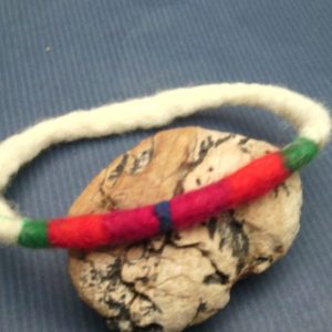мартеница гривна дамска "Усукана" червено/зелено/cиньо